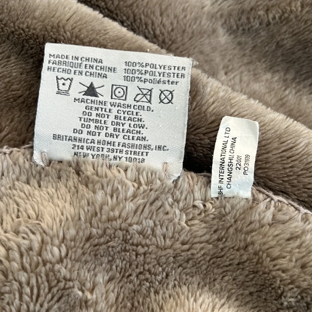 Ugg Novah Bed Blanket Measuring Approximately 110